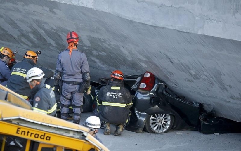 En Brasil, un paso elevado se derrumbó sobre un autobús y automóviles