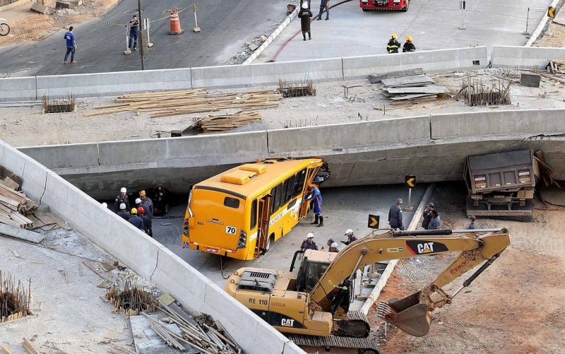 En Brasil, un paso elevado se derrumbó sobre un autobús y automóviles