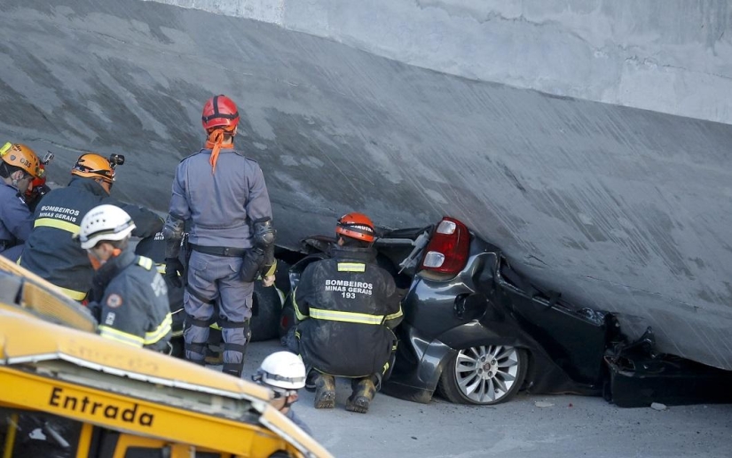 En Brasil, un paso elevado se derrumbó sobre un autobús y automóviles