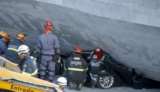 En Brasil, un paso elevado se derrumbó sobre un autobús y automóviles