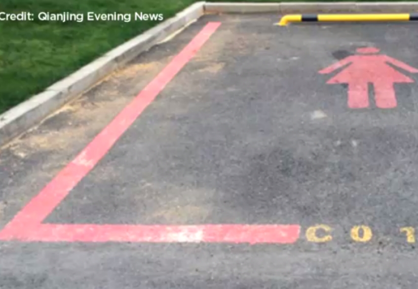 En China, hicieron espacios de estacionamiento especiales para hielo de automóviles En China, hicieron espacios de estacionamiento especiales para hielo de automóviles
