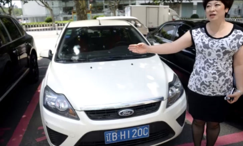 En China, hicieron espacios de estacionamiento especiales para hielo de automóviles En China, hicieron espacios de estacionamiento especiales para hielo de automóviles