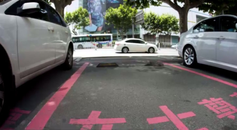 En China, hicieron espacios de estacionamiento especiales para hielo de automóviles En China, hicieron espacios de estacionamiento especiales para hielo de automóviles