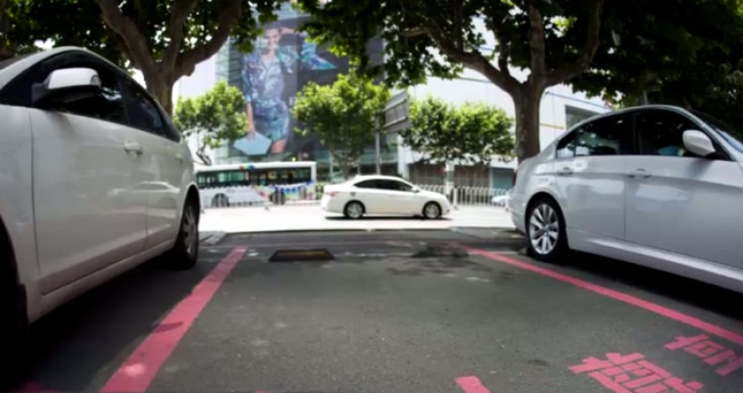 En China, hicieron espacios de estacionamiento especiales para hielo de automóviles En China, hicieron espacios de estacionamiento especiales para hielo de automóviles