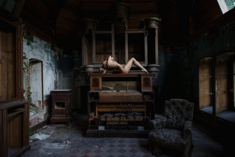 En contraste: fotógrafo fotografía a chicas desnudas en edificios abandonados En contraste: fotógrafo fotografía a chicas desnudas en edificios abandonados