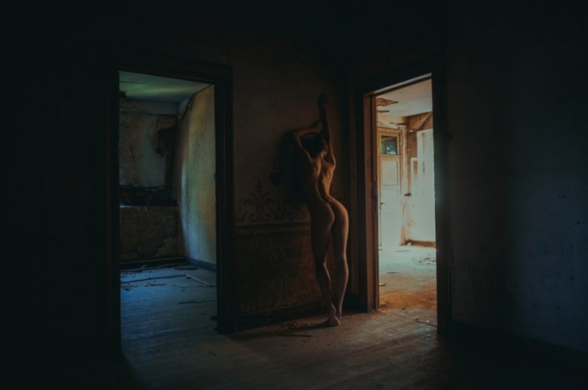 En contraste: fotógrafo fotografía a chicas desnudas en edificios abandonados En contraste: fotógrafo fotografía a chicas desnudas en edificios abandonados