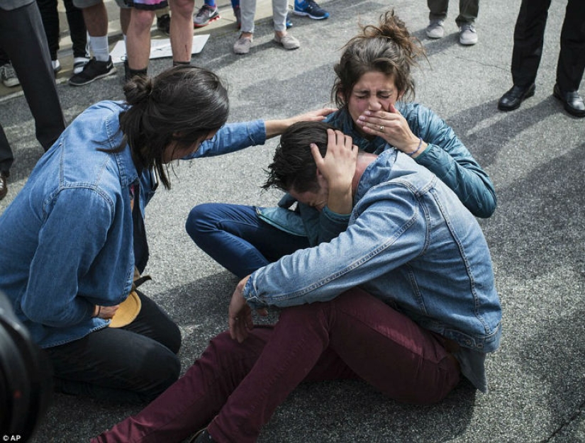 En EE. UU., los trabajadores sociales se llevan a una niña de una familia de acogida blanca porque es india En EE. UU., los trabajadores sociales se llevan a una niña de una familia de acogida blanca porque es india