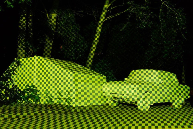 En Ekaterimburgo, los artistas "quitaron" un automóvil viejo de la realidad junto con un garaje