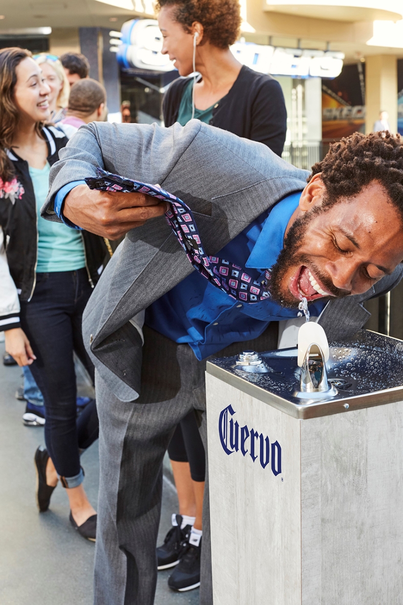 En Los Ángeles, el tequila se vierte de fuentes de agua potable En Los Ángeles, el tequila se vierte de fuentes de agua potable