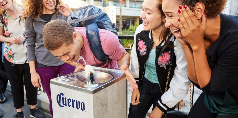 En Los Ángeles, el tequila se vierte de fuentes de agua potable En Los Ángeles, el tequila se vierte de fuentes de agua potable