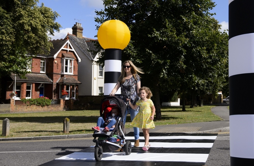 En todas partes tenemos un camino: el británico inventó una &quot;cebra&quot; portátil