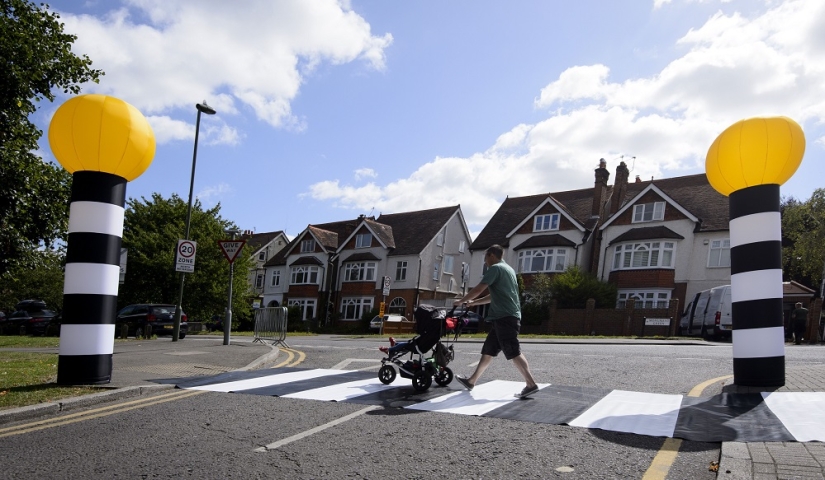 En todas partes tenemos un camino: el británico inventó una &quot;cebra&quot; portátil