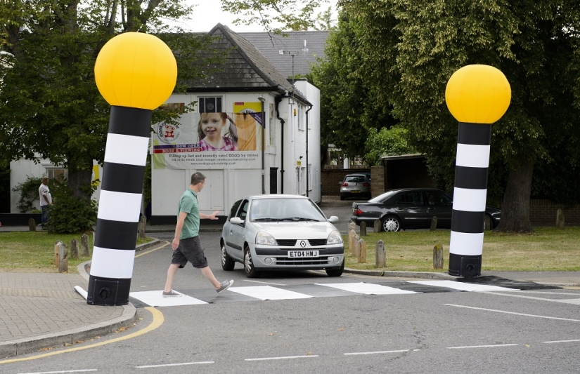 En todas partes tenemos un camino: el británico inventó una &quot;cebra&quot; portátil