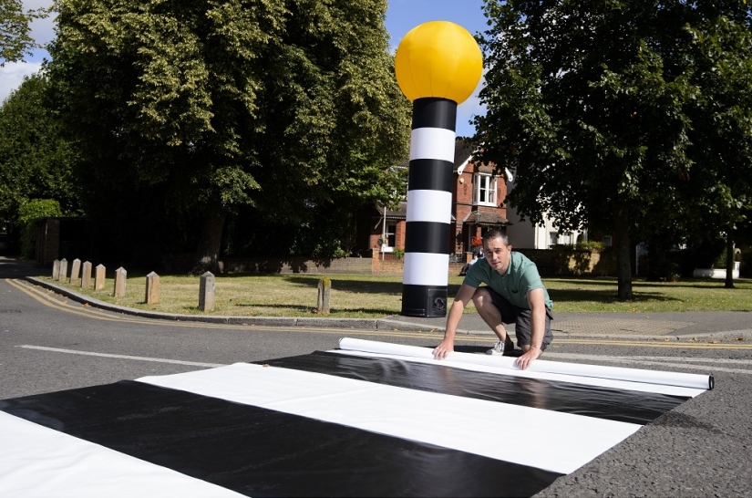 En todas partes tenemos un camino: el británico inventó una &quot;cebra&quot; portátil