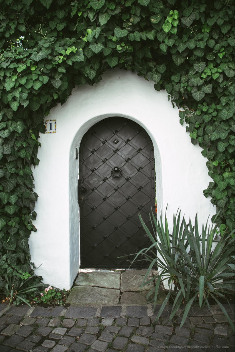 Entertaining geography - doors in different parts of Europe