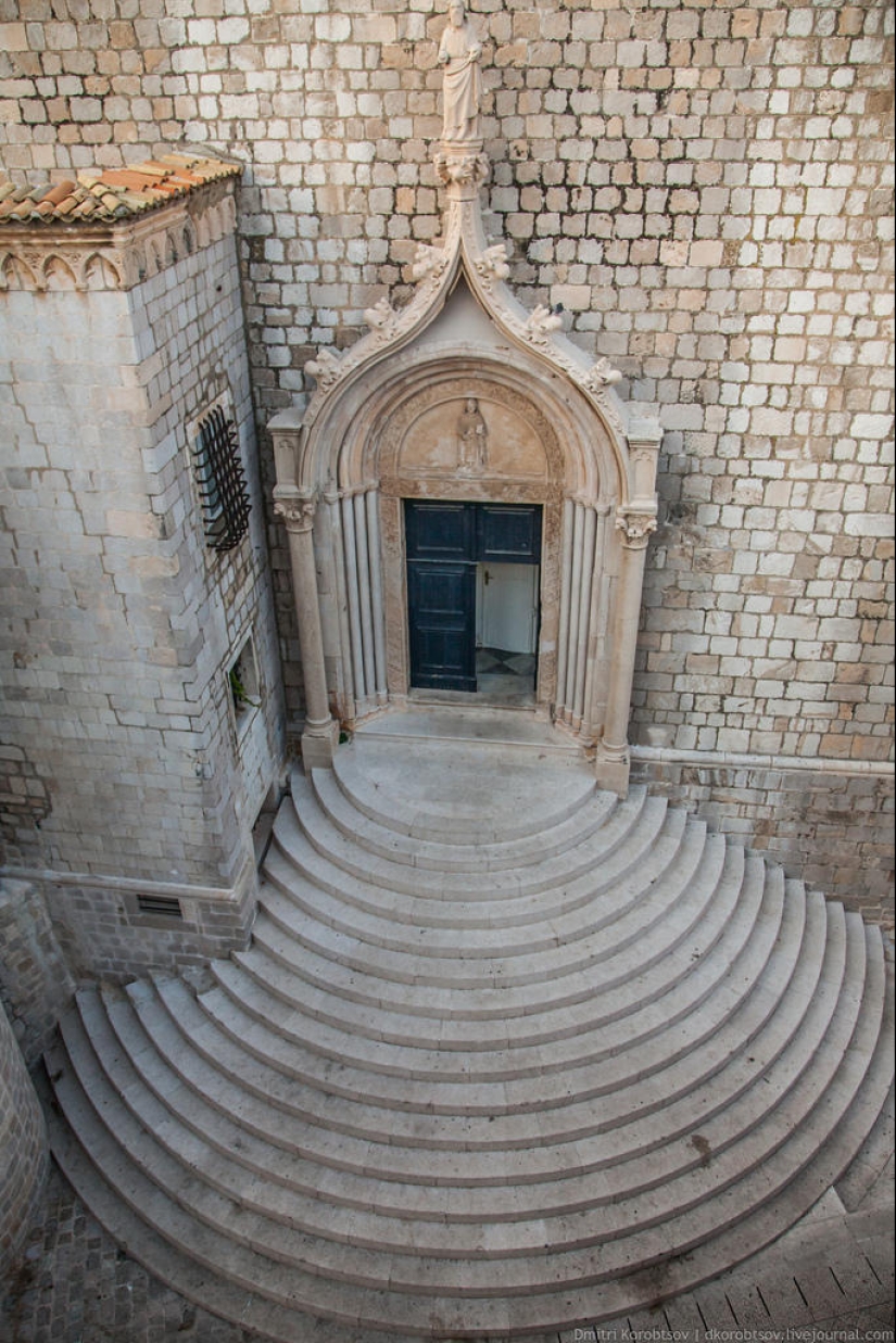 Entertaining geography - doors in different parts of Europe