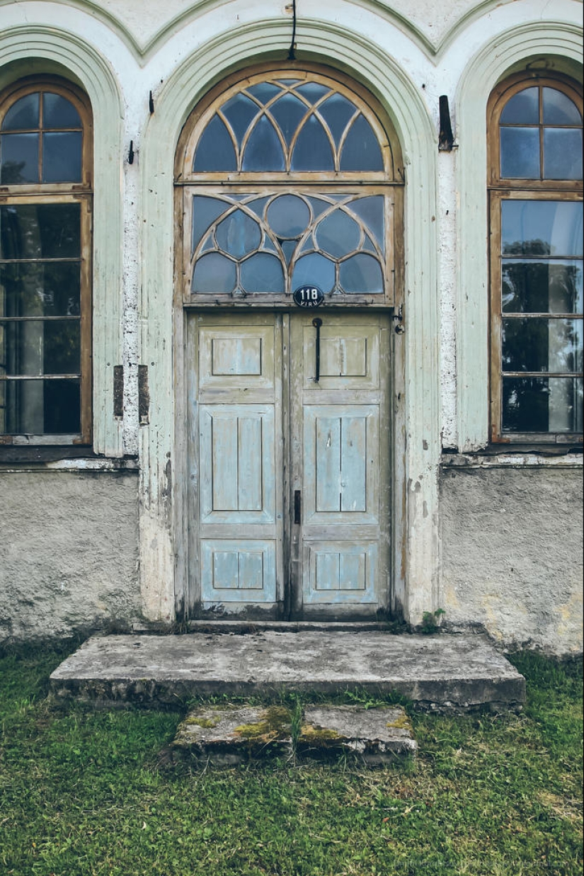 Entertaining geography - doors in different parts of Europe