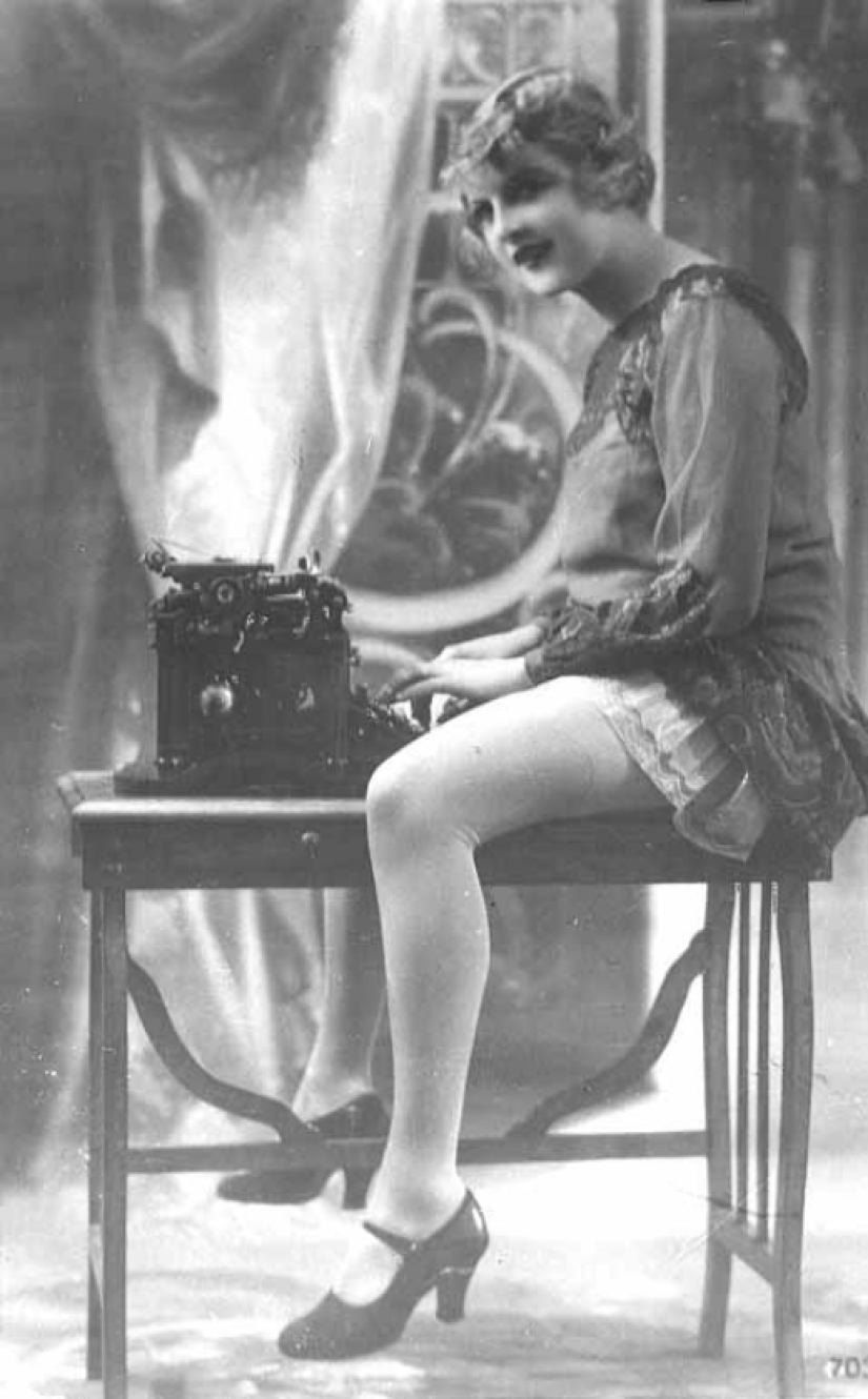 Erotic photos of girls with typewriters of the 1920s