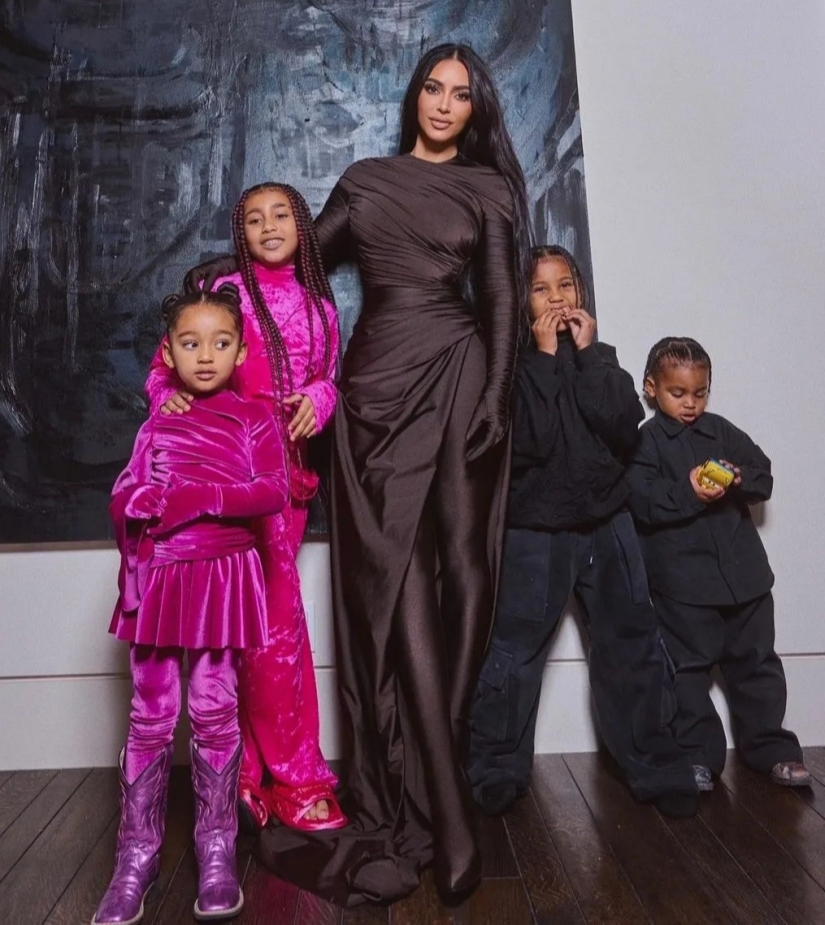 'Es jodidamente difícil': Kim Kardashian rompe a llorar mientras habla de Kanye West y habla de Pete Davidson, el escándalo de Balenciaga y más 'Es jodidamente difícil': Kim Kardashian rompe a llorar mientras habla de Kanye West y habla de Pete Davidson, el escándalo de Balenciaga y más