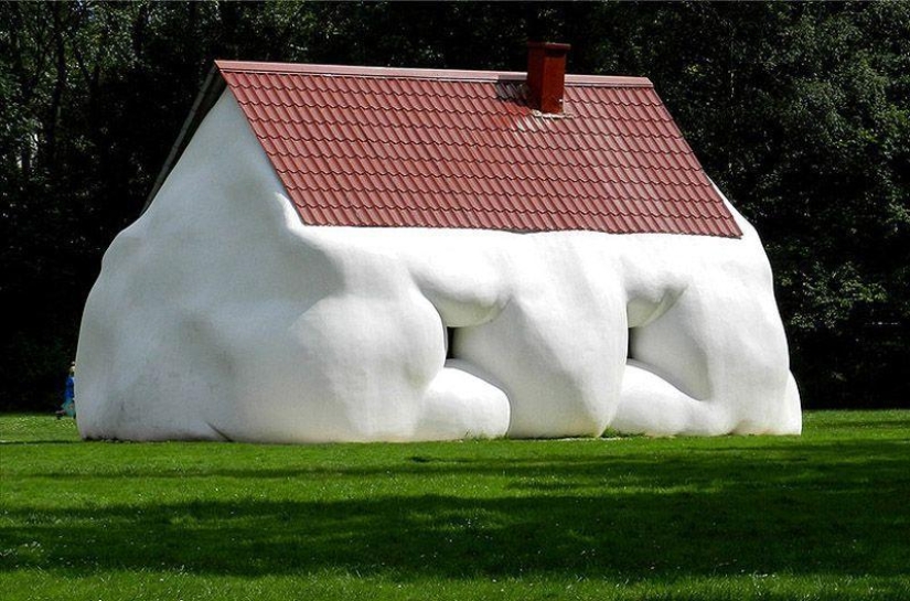 Esculturas de salchichas de Erwin Wurm, autos obesos y otras rarezas