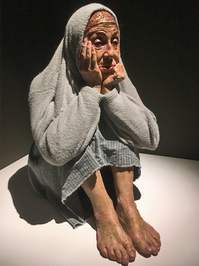 Esculturas irrealmente reales que no se pueden distinguir de una persona viva