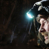 ¡Esquiar! ¡Dale al tipo una pista de esquí, date prisa!