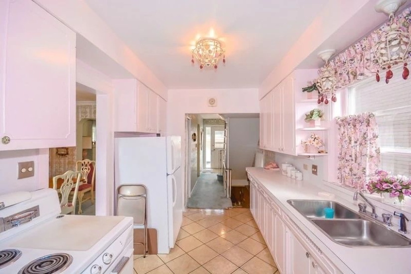 Esta casa no ha cambiado por dentro durante 72 años. Esta casa no ha cambiado por dentro durante 72 años.