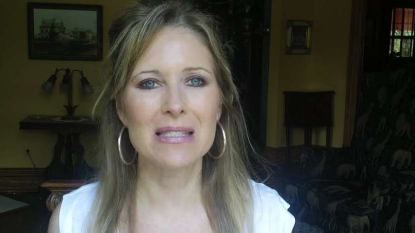 Esta chica vive en EE. UU., tiene un popular vlog de belleza... y tiene 60 años.