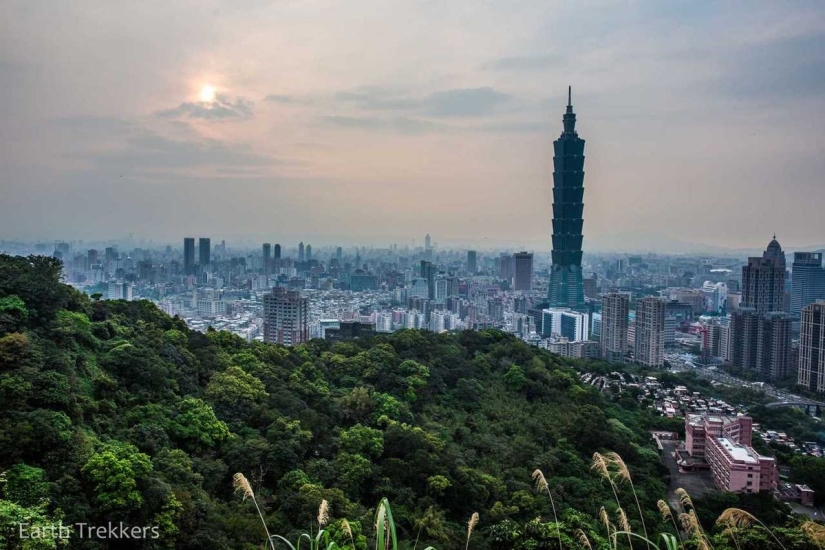 Esta familia vendió su casa y autos para viajar alrededor del mundo. Esta familia vendió su casa y autos para viajar alrededor del mundo.