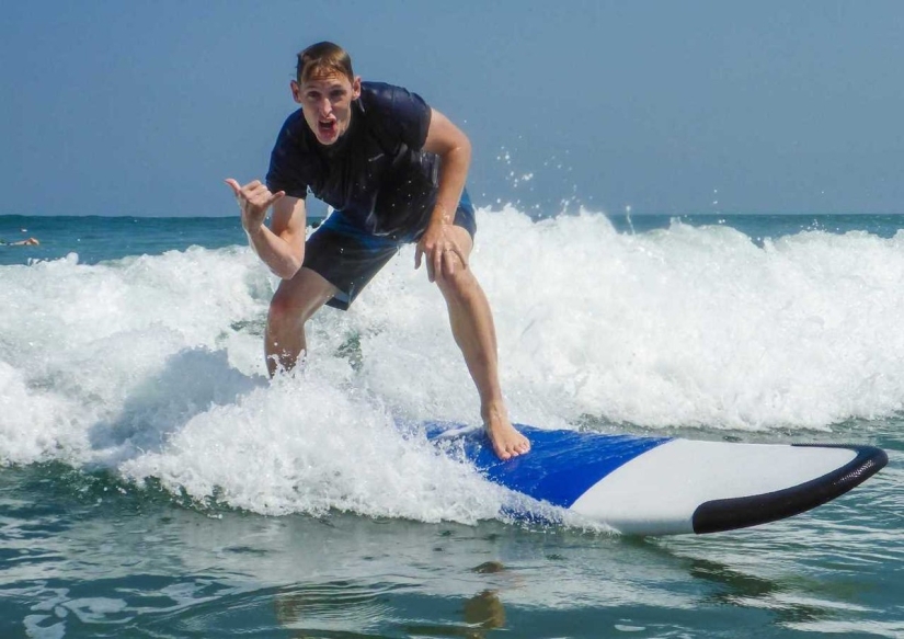 Esta familia vendió su casa y autos para viajar alrededor del mundo. Esta familia vendió su casa y autos para viajar alrededor del mundo.