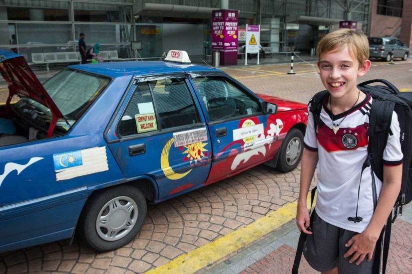 Esta familia vendió su casa y autos para viajar alrededor del mundo. Esta familia vendió su casa y autos para viajar alrededor del mundo.