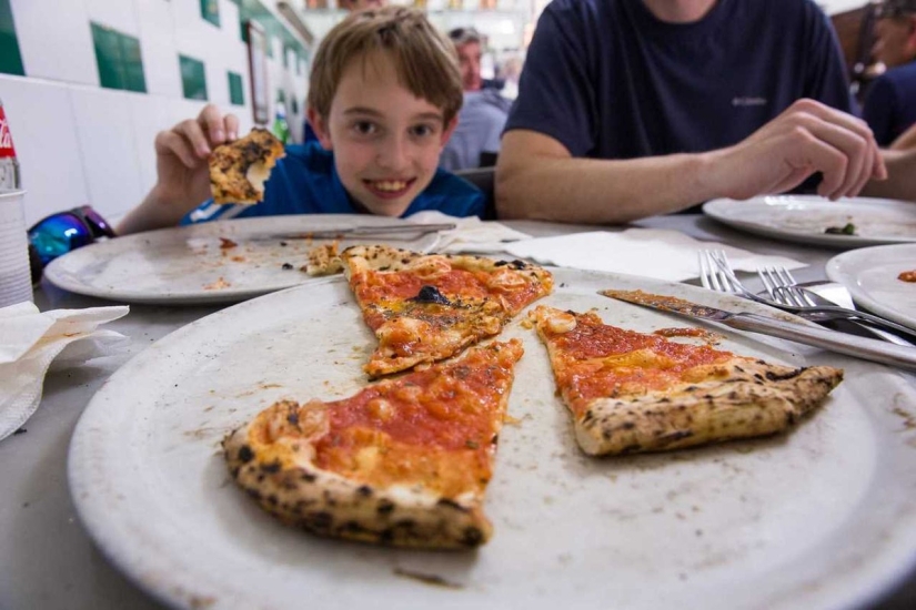 Esta familia vendió su casa y autos para viajar alrededor del mundo. Esta familia vendió su casa y autos para viajar alrededor del mundo.