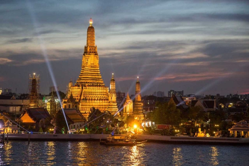 Esta familia vendió su casa y autos para viajar alrededor del mundo. Esta familia vendió su casa y autos para viajar alrededor del mundo.