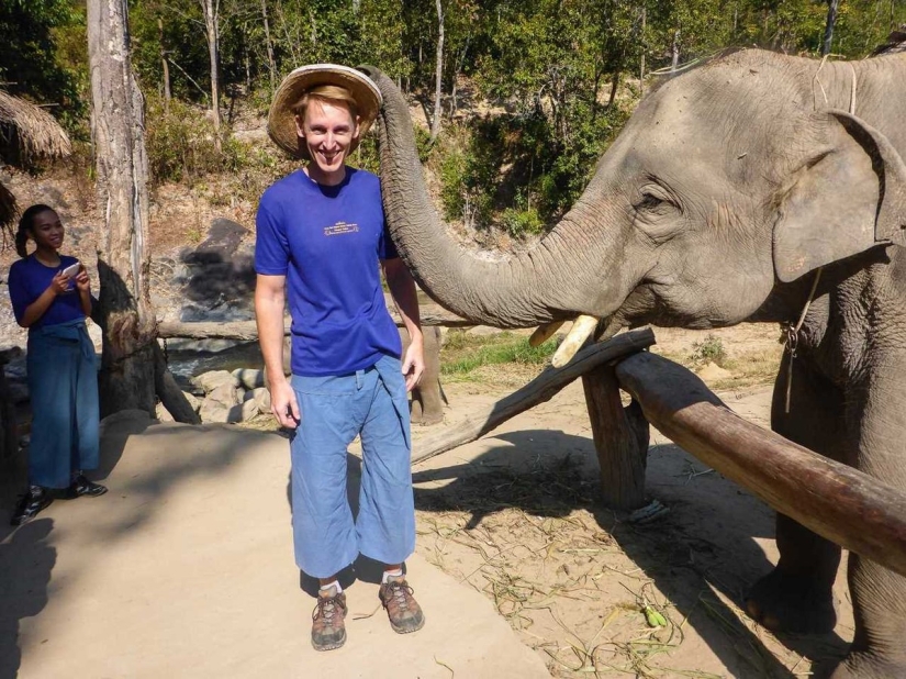 Esta familia vendió su casa y autos para viajar alrededor del mundo. Esta familia vendió su casa y autos para viajar alrededor del mundo.