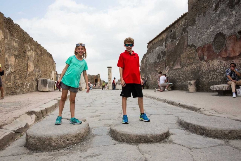 Esta familia vendió su casa y autos para viajar alrededor del mundo. Esta familia vendió su casa y autos para viajar alrededor del mundo.