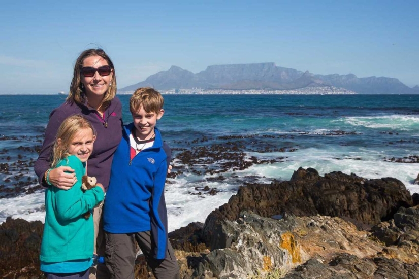Esta familia vendió su casa y autos para viajar alrededor del mundo. Esta familia vendió su casa y autos para viajar alrededor del mundo.