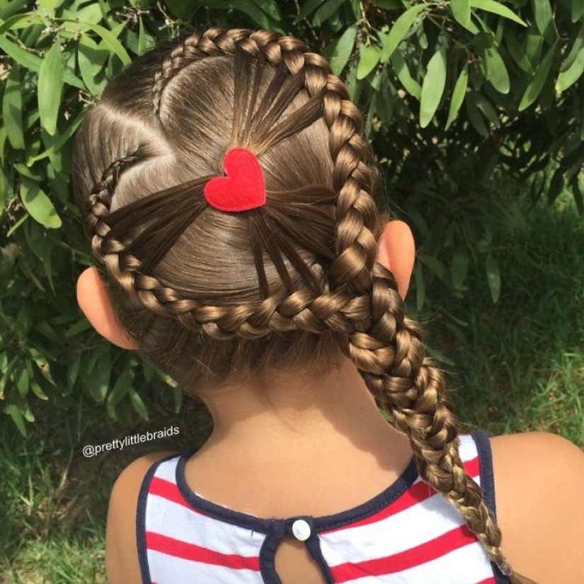 Esta mamá teje las increíbles trenzas de su hija todas las mañanas antes de ir a la escuela