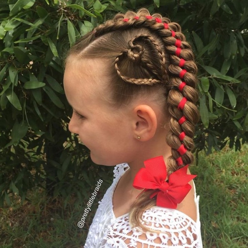 Esta mamá teje las increíbles trenzas de su hija todas las mañanas antes de ir a la escuela