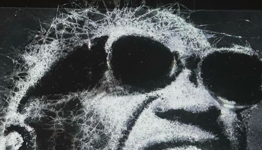 Este artista de Montreal crea retratos rompiendo cristales