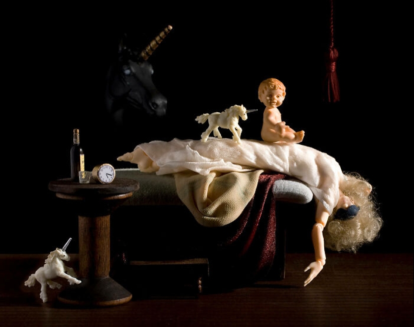 Este artista está reinterpretando historias pasadas donde las mujeres reclaman su poder a través de estas 12 miniaturas escenificadas