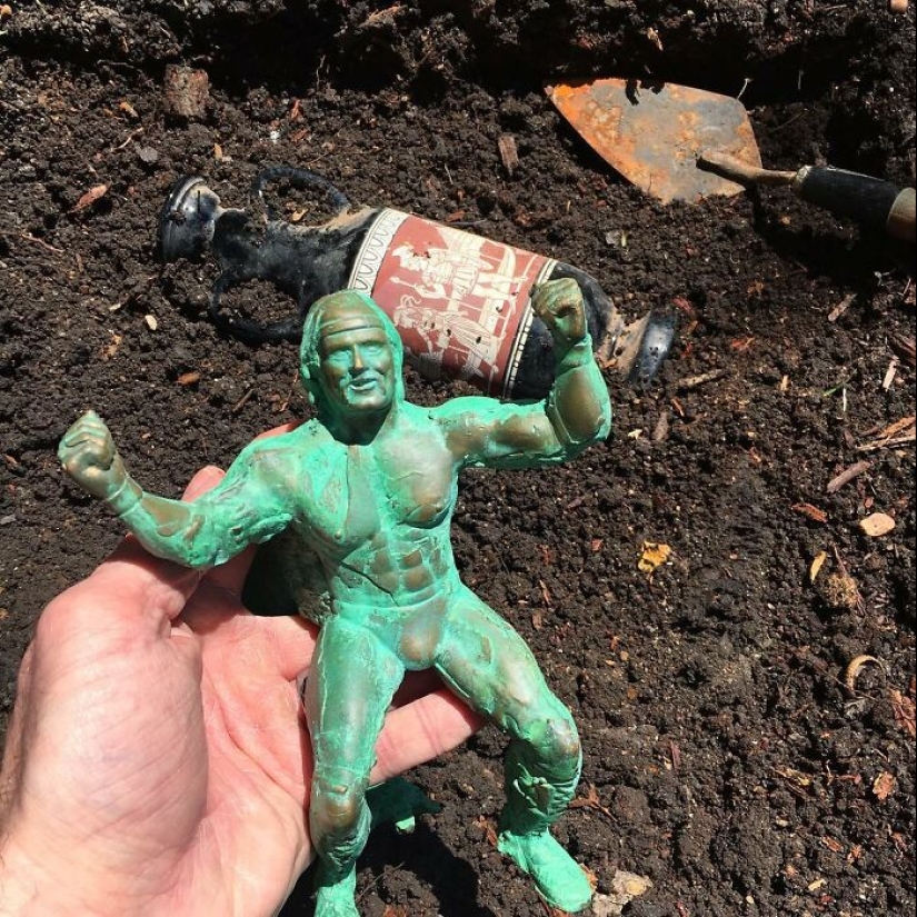 Este artista usa personajes pop reconocibles para crear artefactos antiguos falsos