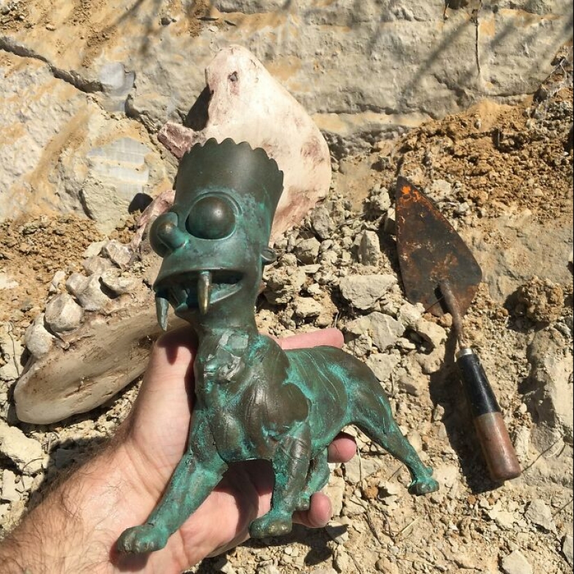 Este artista usa personajes pop reconocibles para crear artefactos antiguos falsos