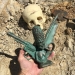 Este artista usa personajes pop reconocibles para crear artefactos antiguos falsos