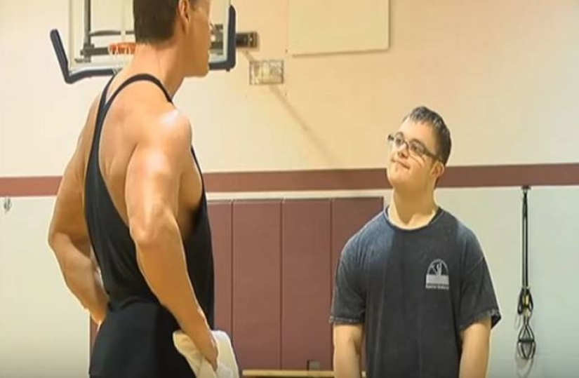 Este chico con síndrome de Down logró cambiarse para competir en una competencia de culturismo Este chico con síndrome de Down logró cambiarse para competir en una competencia de culturismo