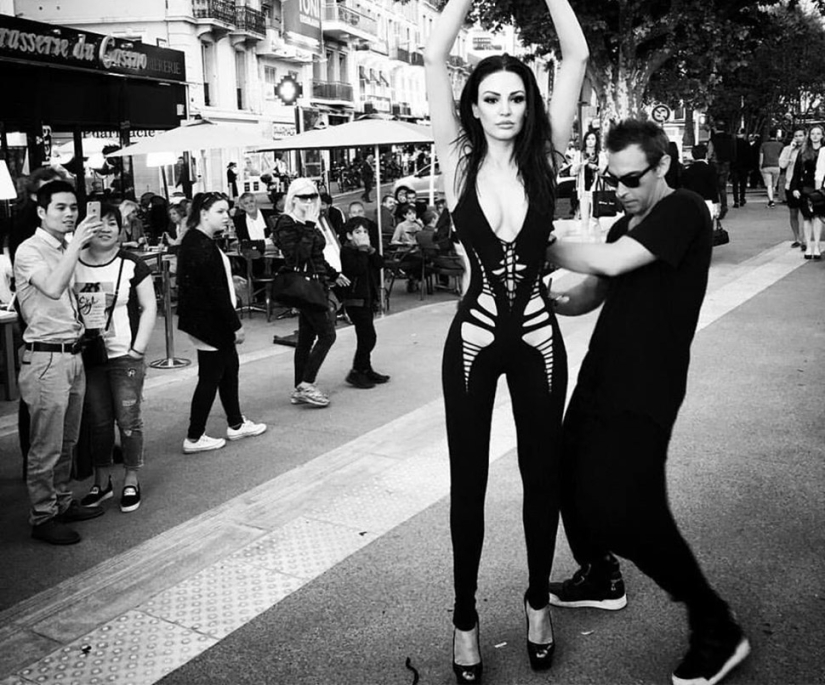 Este diseñador solo toma tijeras y corta atuendos sexys directamente en las modelos