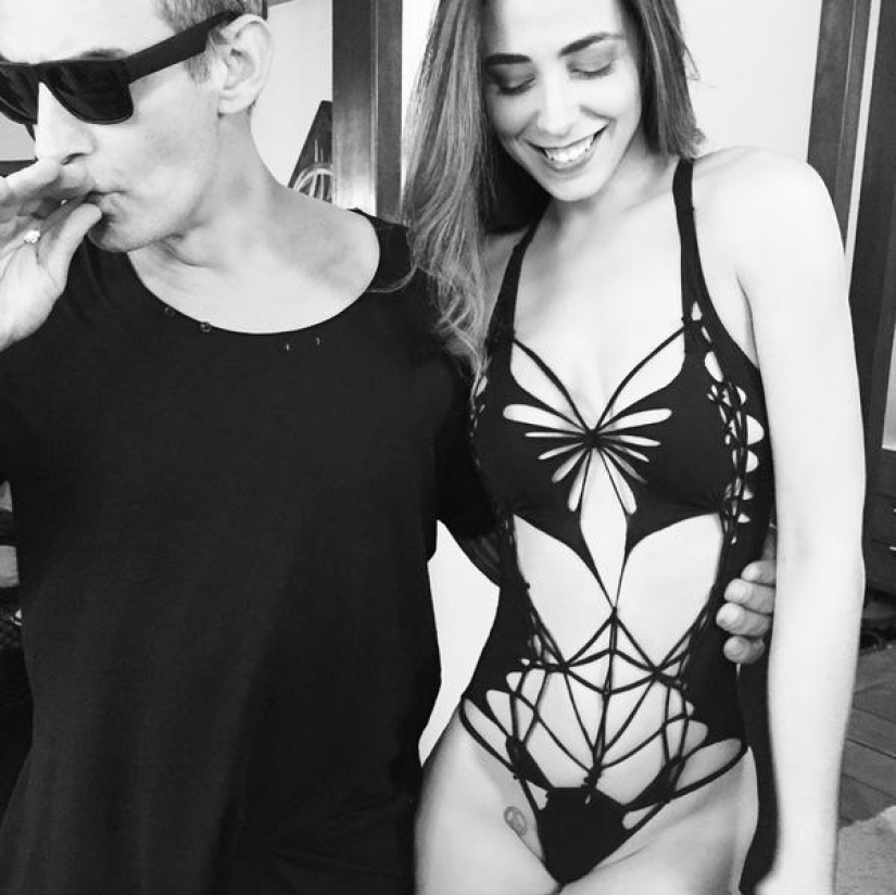 Este diseñador solo toma tijeras y corta atuendos sexys directamente en las modelos