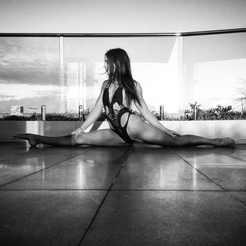 Este diseñador solo toma tijeras y corta atuendos sexys directamente en las modelos