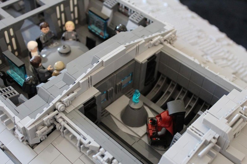 Este hombre construyó una nave espacial de Star Wars con Lego