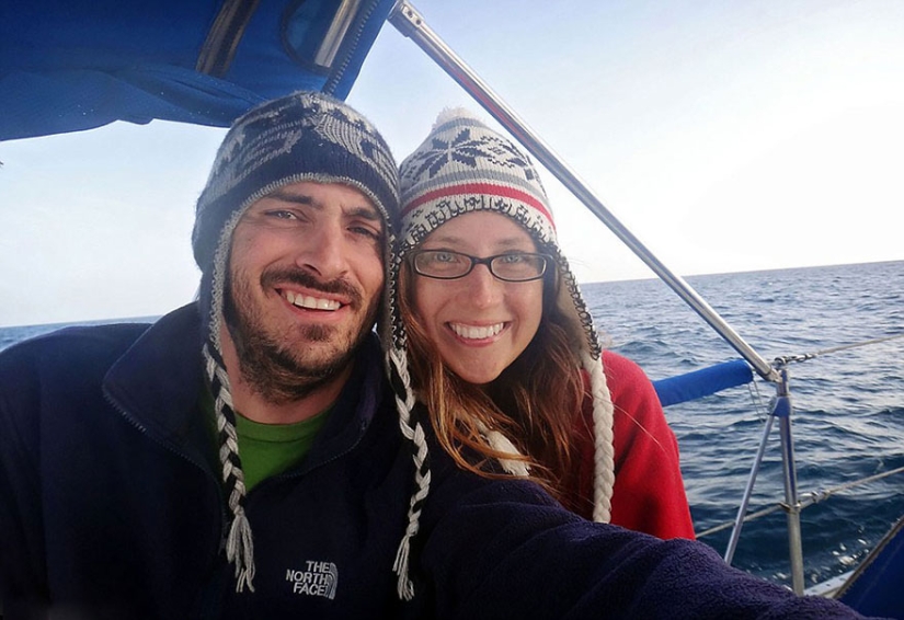 Estos dos dejaron todo y se fueron de viaje, con su gato