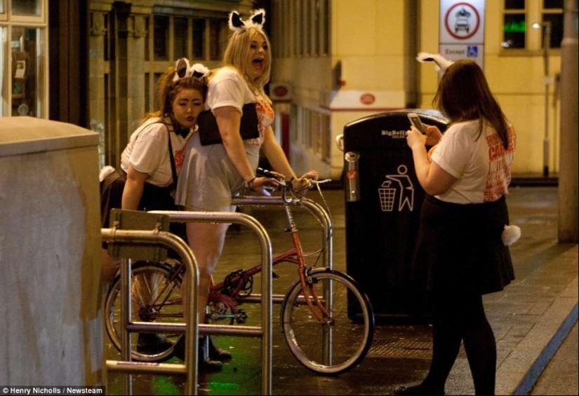 Estudiantes británicos borrachos semidesnudos: así fue la "Masacre" de 2014